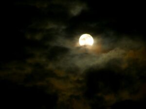 雲間の月食