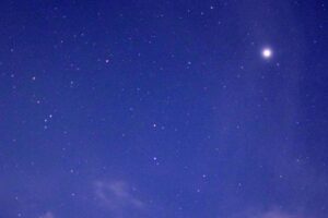 夜空に輝く木星と水瓶座