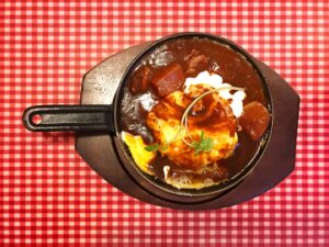 ビーフシチューオムライス