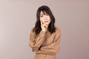悩む若い女性