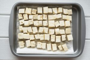細かく切った豆腐の水切り作業