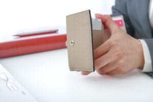 長財布の中身を確認する人