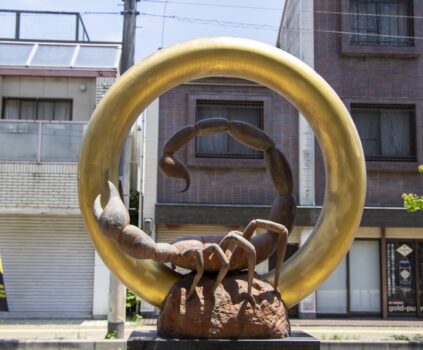 蠍座の彫刻