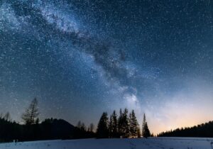 晩秋の夜空に広がる銀河と無数の星々