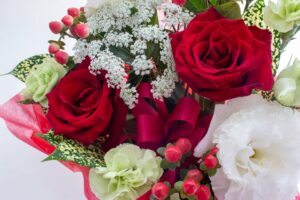 赤い薔薇がメインのフラワーアレンジメント