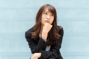 考えごとをする女性