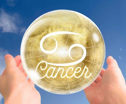 鍵座の星座記号と名前を刻んだ黄金のコイン