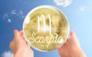 金色に輝くコインに記された蠍座