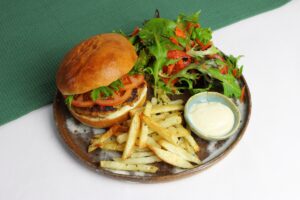 ハンバーガーとポテト&サラダプレート