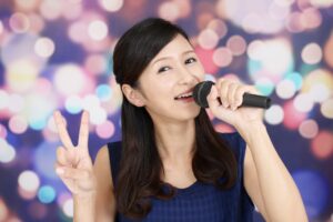 歌を歌って楽しむ女性