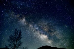 新緑5月の真夜中 東空に立昇る天の川と蠍座アンタレス