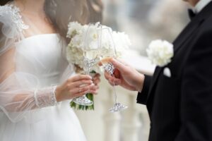 新婚夫婦と白いシャンパン