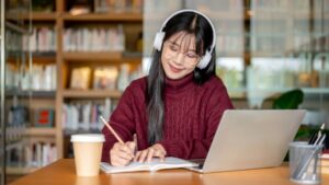 楽しそうに手帳に書く女性